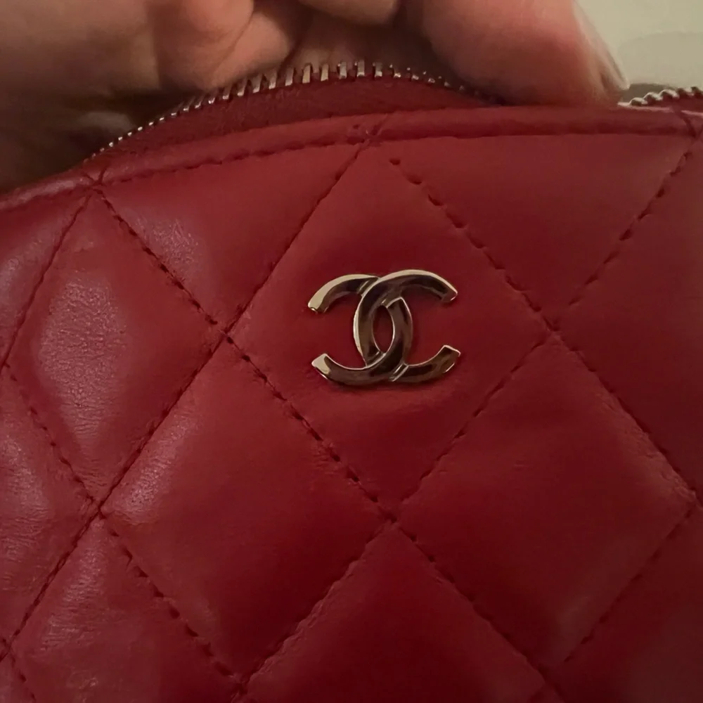 Chanel lambskin clutch with charms - Picture 6 of 7